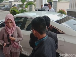 Akhirnya! Regina dan Charly Datang Bareng ke Sidang Cerai
