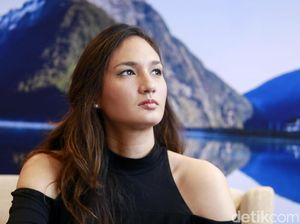 Nadine Chandrawinata Segera Rilis Buku Puisi Tentang Indonesia