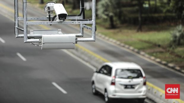 CCTV yang memantau sistem electronic road pricing (ERP) di jalan Medan Merdeka, Jakarta (14/11) . Pemprov DKI Jakarta berencana melarang motor melintas dijalur  sistem jalan berbayar atau electronic road pricing (ERP) tersebut. (CNN Indonesia/ Hesti Rika)