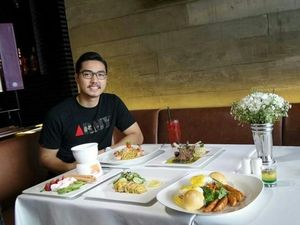 8 Momen Suami Ganteng Ncyta Gina, Rizky Kinos Saat Makan