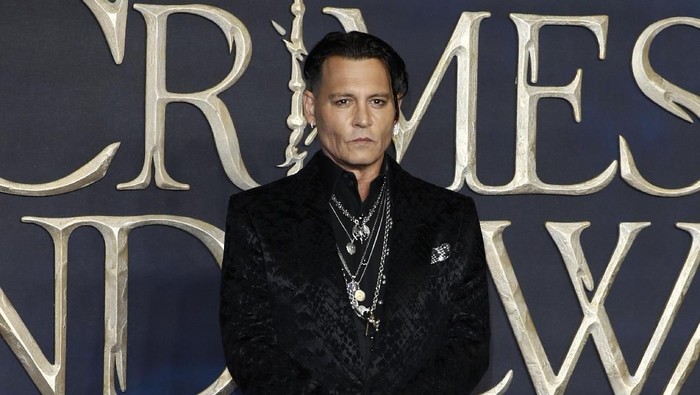 premier fantastic beasts london LONDON, ENGLAND - NOVEMBER 13: Johnny Depp attends the UK Premiere of Fantastic Beasts: The Crimes Of Grindelwald at Cineworld Leicester Square on November 13, 2018 in London, England. (Photo by John Phillips/Getty Images)