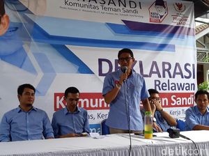 Sandiaga: Tak Masuk Akal Kami Cetak Poster Raja Jokowi