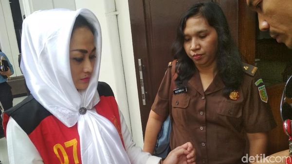 Dengan Borgol di Tangan, Sisca Dewi Tiba di PN Jaksel