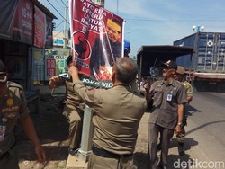 Bawaslu Tertibkan Poster Bergambar Jokowi di Maros