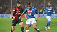 Soal tekel-menekel, Allan saat ini yang paling perkasa. Gelandang Napoli ini sudah melakukan 76 tekel, 51 di antaranya sukses. (Foto: Paolo Rattini/Getty Images)