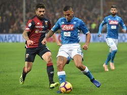 Soal tekel-menekel, Allan saat ini yang paling perkasa. Gelandang Napoli ini sudah melakukan 76 tekel, 51 di antaranya sukses. (Foto: Paolo Rattini/Getty Images)
