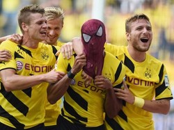 Saat masih memperkuat Borussia Dortmund, Pierre Emerick Aubameyang kerap merayakan gol sambil memakai topeng Spiderman. (PATRIK STOLLARZ / AFP)