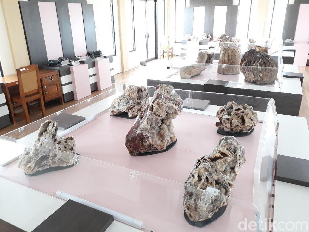 Ratusan Batuan Hingga Fosil Ada di Etalase Taman batu Ratusan Batuan Hingga Fosil Ada di Etalase Taman batu