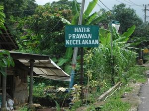 Ada Rambu Hati-hati Prawan Kecelakaan, Kades Bertindak Ada Rambu Hati-hati Prawan Kecelakaan, Kades Bertindak