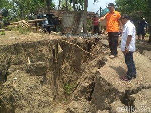 Tanggul Bengawan Solo Kembali Longsor, Rumah dan Kandang Direlokasi Tanggul Bengawan Solo Kembali Longsor, Rumah dan Kandang Direlokasi