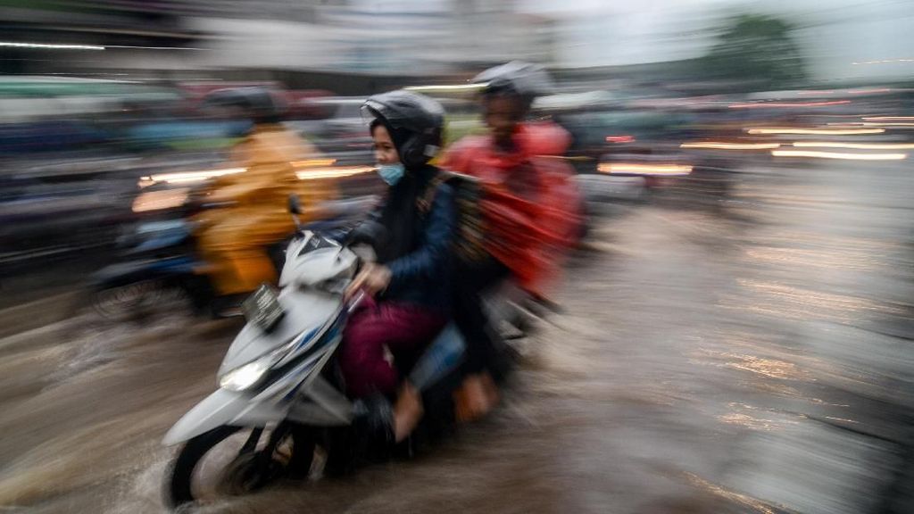 Banjir Rendam Sejumlah Daerah di Indonesia Banjir Rendam Sejumlah Daerah di Indonesia