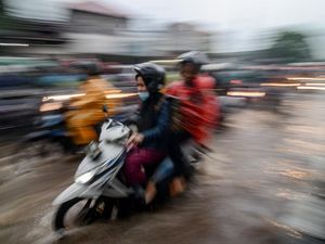 Banjir Rendam Sejumlah Daerah di Indonesia Banjir Rendam Sejumlah Daerah di Indonesia