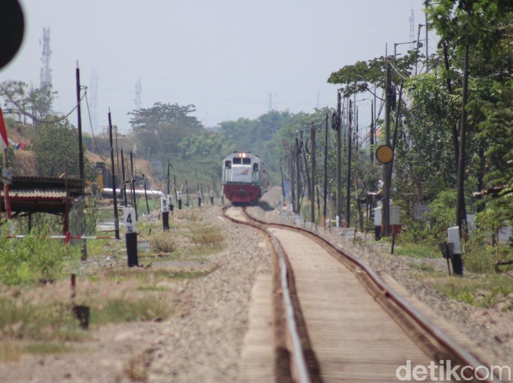 Ditinggikan 1 Meter, PT KAI Klaim Jalur Kereta Api di Porong Aman Ditinggikan 1 Meter, PT KAI Klaim Jalur Kereta Api di Porong Aman