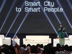 Bu Risma Bakar Semangat Ribuan Arek Suroboyo