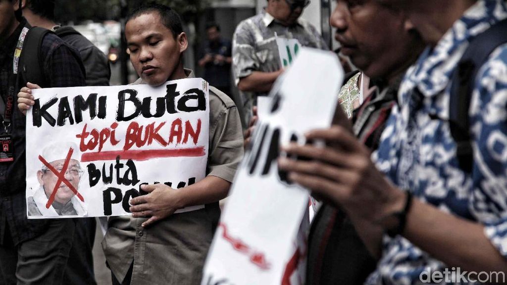 Melihat Aksi Warga Tuna Netra Turun ke Jalan Melihat Aksi Warga Tuna Netra Turun ke Jalan