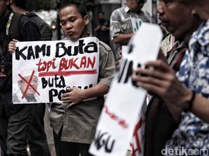 Melihat Aksi Warga Tuna Netra Turun ke Jalan