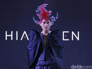 Foto: Koleksi Busana Terbaru Hian Tjen yang Unik dan Megah