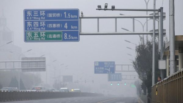 Beijing Dikepung Asap! Warga Ramai-ramai Pakai Masker