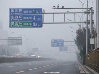 Beijing Dikepung Asap! Warga Ramai-ramai Pakai Masker