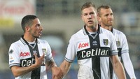 Riccardo Gagliolo (kanan) memimpin daftar aksi clearance. Pemain Parma ini sudah 103 kali menyapu bola dalam 12 pekan ini. (Foto: Emilio Andreoli/Getty Images)