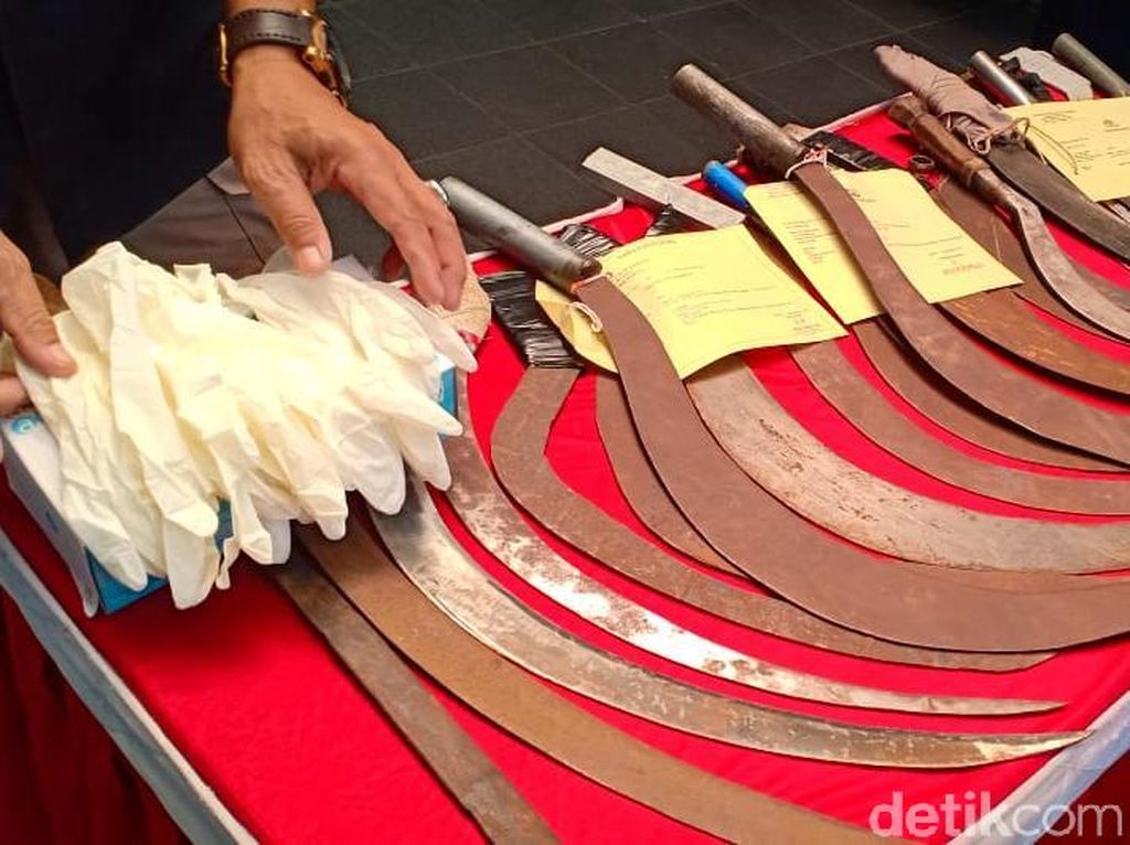 Tawuran Pelajar di Bekasi Digagalkan, 16 Celurit dan Parang Disita Tawuran Pelajar di Bekasi Digagalkan, 16 Celurit dan Parang Disita