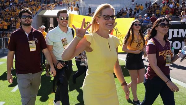 Potret Kyrsten Sinema, Senator Wanita Biseksual Pertama di AS