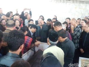 Isak Tangis Warnai Prosesi Adat Sekeluarga Korban Pembunuhan di Bekasi Isak Tangis Warnai Prosesi Adat Sekeluarga Korban Pembunuhan di Bekasi