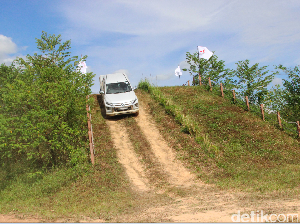 Menjajal Mobil Pekerja Mitsubishi