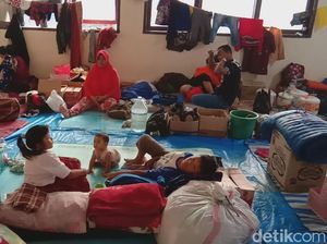 Melihat Aktivitas di Pengungsian Banjir Bandung