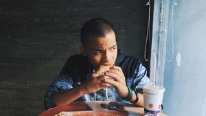 Hobi Makan Burger dan Ngopi, Ini Gaya Saaih Halilintar yang Hits