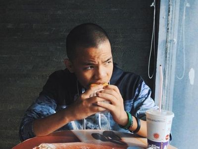 Hobi Makan Burger dan Ngopi, Ini Gaya Saaih Halilintar yang Hits