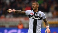 Dari sektor kiper, Luigi Sepe adalah yang paling banyak melakukan penyelamatan. Sejauh ini penjaga gawang Parma itu telah mencatatkan 55 penyelamatan. (Foto: Valerio Pennicino/Getty Images)