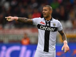 Dari sektor kiper, Luigi Sepe adalah yang paling banyak melakukan penyelamatan. Sejauh ini penjaga gawang Parma itu telah mencatatkan 55 penyelamatan. (Foto: Valerio Pennicino/Getty Images)