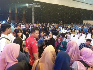 Arek Surabaya Rebutan Selfie Bareng CT & Risma