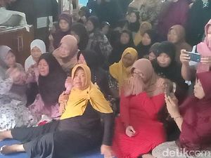 Jenazah Alfiani Tiba di Rumah Duka: Jangan Tinggalkan Ibu Nak Jenazah Alfiani Tiba di Rumah Duka: Jangan Tinggalkan Ibu Nak