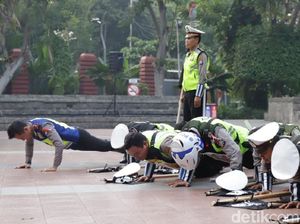 Evaluasi Operasi Zebra, Polisi di Surabaya Juga Dihukum Push Up Evaluasi Operasi Zebra, Polisi di Surabaya Juga Dihukum Push Up