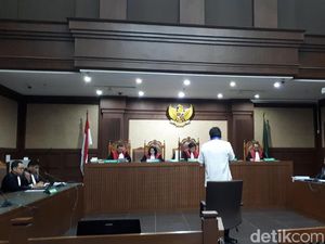 Sambil Berdiri di Depan Hakim, Lucas Bantah Larikan Eddy Sindoro