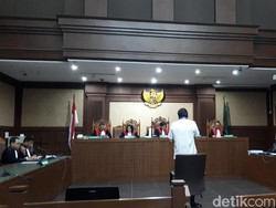 Sambil Berdiri di Depan Hakim, Lucas Bantah Larikan Eddy Sindoro