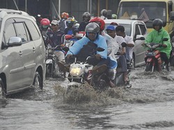 Jenis Ban Motor yang Cocok Untuk Berkendara di Musim Hujan