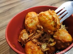 Jajan Pentol Super Pedas Ditemani Bakso Bakar Asam Manis di Wae Atuh