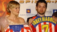 Pada tahun 2004, Atletico Madrid pernah punya jersey keren seperti ini (memiliki logo Spiderman di bagian dada). Ketika itu Atletico melakukan kerjasama dengan Columbia Pictures untuk ikut mempromosikan film tersebut Spiderman 2. (Carlos Alvarez/Getty Images)