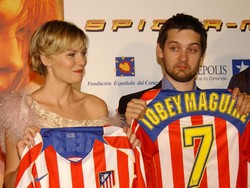 Pada tahun 2004, Atletico Madrid pernah punya jersey keren seperti ini (memiliki logo Spiderman di bagian dada). Ketika itu Atletico melakukan kerjasama dengan Columbia Pictures untuk ikut mempromosikan film tersebut Spiderman 2. (Carlos Alvarez/Getty Images)