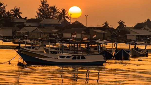 Sejumlah perahu nelayan bersandar seusai melaut di tepi pantai Pelabuhan Karimunjawa, Jepara, Jawa Tengah. ANTARA FOTO/Aji Styawan