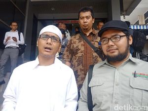 Posting Bendera Teroris Bukan Panji Nabi, Abu Janda Dipolisikan Posting Bendera Teroris Bukan Panji Nabi, Abu Janda Dipolisikan