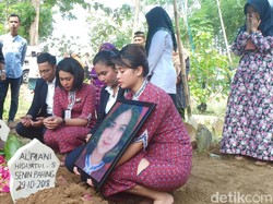 Tangisan Keluarga dan Rekan Pramugari di Pusara Alfiani