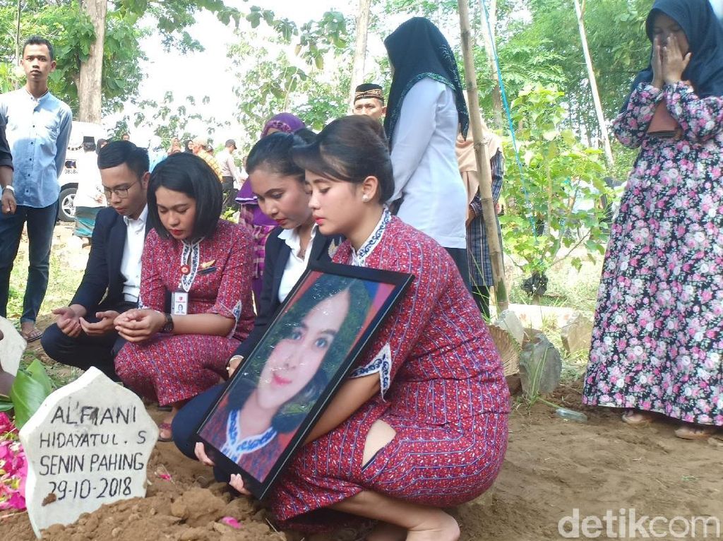 Tangisan Keluarga dan Rekan Pramugari di Pusara Alfiani Tangisan Keluarga dan Rekan Pramugari di Pusara Alfiani