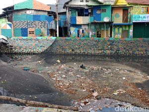 Waring Kali Item Kini: Bolong-bolong, Jadi Tempat Sampah Waring Kali Item Kini: Bolong-bolong, Jadi Tempat Sampah
