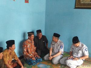 Siratan Duka di Wajah Ayah Alfiani Saat Terima Santunan Jasa Raharja Siratan Duka di Wajah Ayah Alfiani Saat Terima Santunan Jasa Raharja