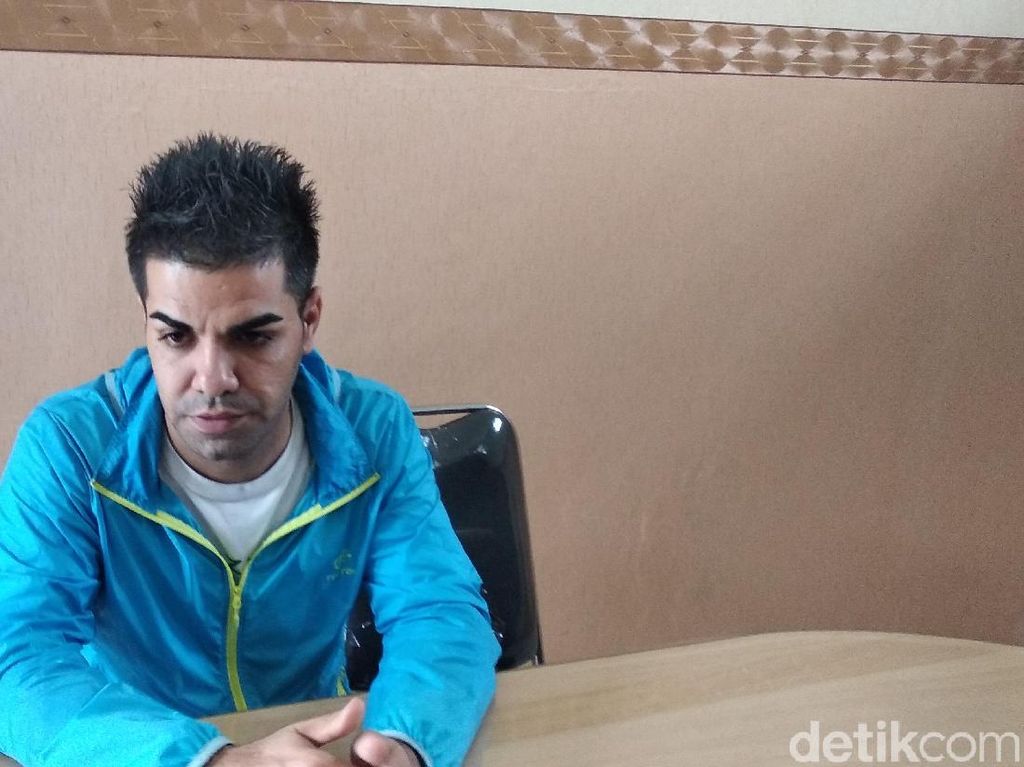 Upaya Pencukur Rambut WN Irak di Bandung Lolos Jeratan Hukum Upaya Pencukur Rambut WN Irak di Bandung Lolos Jeratan Hukum