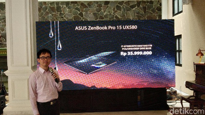 Frank Wang (Asus Indonesia PC PM Lead) menyampaikan harga Asus Zenbook Pro 15 UX580 senilai RP 35.999.000. Foto: Muhamad Imron Rosyadi/detikINET